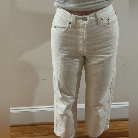White Levi’s Women’s Ribcage Straight Ankle Jeans with Stitching in the Back - Picture 5 of 6